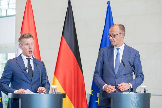 Peter Magyar d + Friedrich Merz EUR, Deutschland, Berlin, 02.06.2026: Bundeskanzler Friedrich Merz (CDU) empfängt den ungarischen Ministerpräsidenten Peter Magyar im Bundeskanzleramt mit militärischen Ehren und zu einem bilateralen Gespräch. *** Peter Magyar d Friedrich Merz EUR, Germany, Berlin, 02 06 2026 Federal Chancellor Friedrich Merz CDU receives Hungarian Prime Minister Peter Magyar at the Federal Chancellery with military honors and for bilateral talks