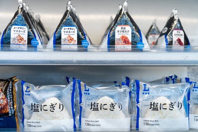 IMAGO Creative, Food, Japan, Onigiri Osaka, Japan May 28, 2026: Packaged onigiri and rice balls are on display in the refrigerated section of a Japanese convenience store. These stuffed rice snacks are among the most popular quick meals in everyday life in Japan *** Verpackte Onigiri und Reisbällchen werden in einer Kühltheke eines japanischen Convenience Stores angeboten. Die gefüllten Reis-Snacks gehören zu den beliebtesten schnellen Mahlzeiten im Alltag Japans