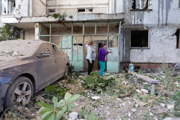 Aftermath of Russian overnight attack in Kyiv™s Podilskyi district Two women stand among the rubble as they look at a nine-storey apartment building in the Podilskyi district, damaged by a massive Russian missile and drone attack, Kyiv, Ukraine, on 2 June 2026. The overnight strike killed six people and injured 79, including three children, in the Ukrainian capital. In the Podilskyi district, residential buildings, a garage cooperative, a communal enterprise, and a four-storey educational institution sustained damage as a result of the attack., Credit:Kirill Chubotin Ukrinform Avalon Ukraine, Kyiv  Copyright: xKirillxChubotinx xUkrinformx xAvalonx 1107309852