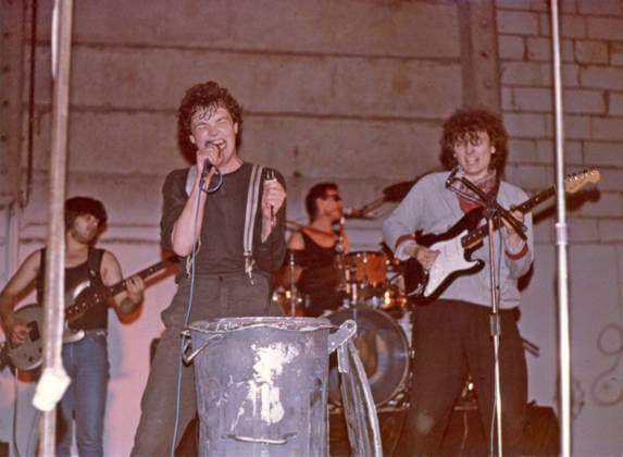 11.06.1988 Mixed Pickles DDR Deutschland Bezirk Magdeburg Sachsen Anhalt Altmark Kreis Klötze Altmarkkreis Salzwedel Stadt Klötze Ortsteil Kusey Lagerhalle Konzert mit der Rockband Mixed Pickles aus Berlin ***Nutzung nur redaktionell*** *** 11 06 1988 Mixed Pickles GDR Germany Magdeburg district Saxony Anhalt Altmark district Klötze Altmarkkreis Salzwedel town Klötze district Kusey warehouse concert with the rock band Mixed Pickles from Berlin Use for editorial purposes only