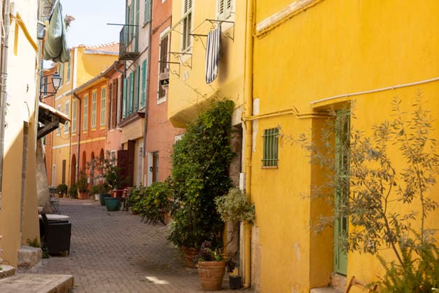 Villefranche sur Mer Frankreich 31052026 - Gasse in der Altstadt von Villefranche-sur-Mer, Cote d Azur (CÃ te d Azur), Suedfrankreich. Bunte Hausfassaden in Ocker, Gelb und Rosa, enge Treppengasse, Frau als Passantin. Departement Alpes-Maritimes. Villefranche sur Mer Departement Alpes-Maritimes Frankreich *** Villefranche sur Mer France 31052026 Alley in the old town of Villefranche sur Mer, Cote d Azur Côte d Azur , Southern France Colorful house facades in ocher, yellow and pink, narrow staircase alley, woman as a passer-by Departement Alpes Maritimes Villefranche sur Mer Departement Alpes Maritimes France 310526_ppb-12