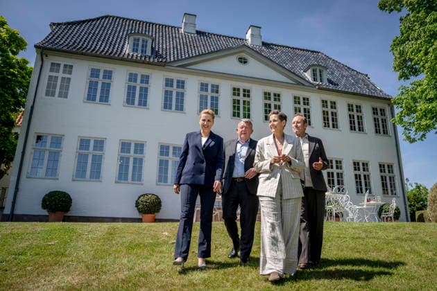DENMARK NEW GOVERNMENT Walk in the garden behind Marienborg Mette Frederiksen (Social Democrats), Pia Olsen Dyhr (SF), Martin Lidegaard (Radikale), and Lars Loekke Rasmussen (Moderates) take a walk in the garden behind Marienborg between meetings, Tuesday, June 2, 2026. The Social Democrats, SF, Moderates, and the Radikale have agreed on a government platform for a new government. (Photo: Mads Claus Rasmussen Ritzau Scanpix) , Kongens Lyngby Denmark *** DENMARK NEW GOVERNMENT Walk in the garden behind Marienborg Mette Frederiksen Social Democrats , Pia Olsen Dyhr SF , Martin Lidegaard Radikale , and Lars Loekke Rasmussen Moderates take a walk in the garden behind Marienborg between meetings, Tuesday, June 2, 2026 The Social Democrats, SF,  Copyright: RitzauxScanpix MadsxClausxRasmussenx spdk20260602-172536-L