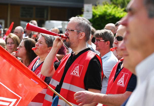 Protest rally by employees of IAV in Berlin BERLIN, GERMANY - JUNE 02: Employees of automotive development services provider IAV take part in a protest rally against job cuts and the closure of parts of the company’s facilities in Berlin, on June 02,2026. Employees at IAV are protesting planned job cuts in Germany expected by mid-2027, including the effective closure of the company’s Berlin site, which would impact around 1,250 employees, according to local media. Vladimir Sindeyev Anadolu Berlin Germany. Editorial use only. Please get in touch for any other usage.  Copyright: x2026xAnadoluxVladimirxSindeyevx