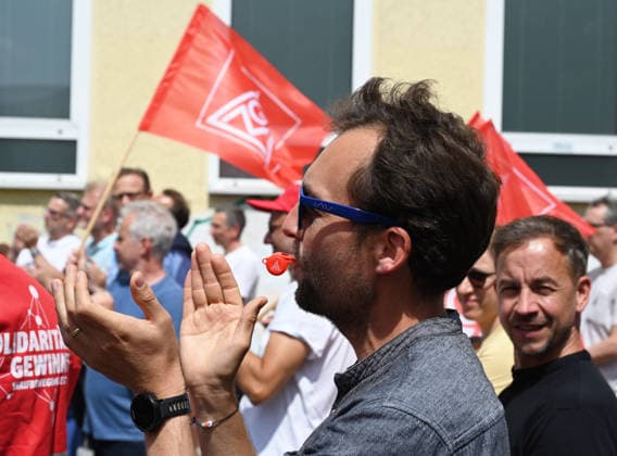 Protest rally by employees of IAV in Berlin BERLIN, GERMANY - JUNE 02: Employees of automotive development services provider IAV take part in a protest rally against job cuts and the closure of parts of the company’s facilities in Berlin, on June 02,2026. Employees at IAV are protesting planned job cuts in Germany expected by mid-2027, including the effective closure of the company’s Berlin site, which would impact around 1,250 employees, according to local media. Vladimir Sindeyev Anadolu Berlin Germany. Editorial use only. Please get in touch for any other usage.  Copyright: x2026xAnadoluxVladimirxSindeyevx