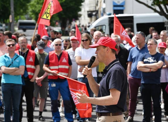 Protest rally by employees of IAV in Berlin BERLIN, GERMANY - JUNE 02: Employees of automotive development services provider IAV take part in a protest rally against job cuts and the closure of parts of the company’s facilities in Berlin, on June 02,2026. Employees at IAV are protesting planned job cuts in Germany expected by mid-2027, including the effective closure of the company’s Berlin site, which would impact around 1,250 employees, according to local media. Vladimir Sindeyev Anadolu Berlin Germany. Editorial use only. Please get in touch for any other usage.  Copyright: x2026xAnadoluxVladimirxSindeyevx