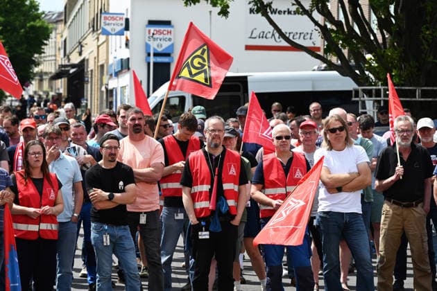 Protest rally by employees of IAV in Berlin BERLIN, GERMANY - JUNE 02: Employees of automotive development services provider IAV take part in a protest rally against job cuts and the closure of parts of the company’s facilities in Berlin, on June 02,2026. Employees at IAV are protesting planned job cuts in Germany expected by mid-2027, including the effective closure of the company’s Berlin site, which would impact around 1,250 employees, according to local media. Vladimir Sindeyev Anadolu Berlin Germany. Editorial use only. Please get in touch for any other usage.  Copyright: x2026xAnadoluxVladimirxSindeyevx