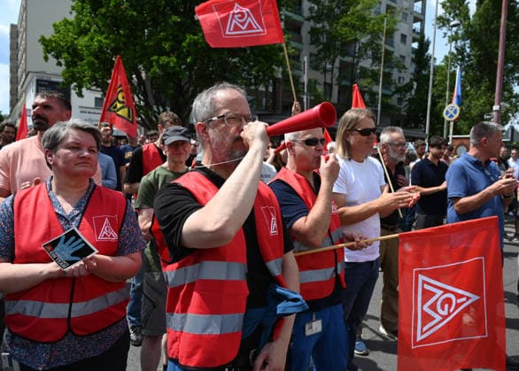 Protest rally by employees of IAV in Berlin BERLIN, GERMANY - JUNE 02: Employees of automotive development services provider IAV take part in a protest rally against job cuts and the closure of parts of the company’s facilities in Berlin, on June 02,2026. Employees at IAV are protesting planned job cuts in Germany expected by mid-2027, including the effective closure of the company’s Berlin site, which would impact around 1,250 employees, according to local media. Vladimir Sindeyev Anadolu Berlin Germany. Editorial use only. Please get in touch for any other usage.  Copyright: x2026xAnadoluxVladimirxSindeyevx