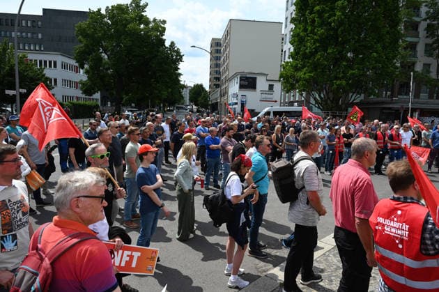 Protest rally by employees of IAV in Berlin BERLIN, GERMANY - JUNE 02: Employees of automotive development services provider IAV take part in a protest rally against job cuts and the closure of parts of the company’s facilities in Berlin, on June 02,2026. Employees at IAV are protesting planned job cuts in Germany expected by mid-2027, including the effective closure of the company’s Berlin site, which would impact around 1,250 employees, according to local media. Vladimir Sindeyev Anadolu Berlin Germany. Editorial use only. Please get in touch for any other usage.  Copyright: x2026xAnadoluxVladimirxSindeyevx
