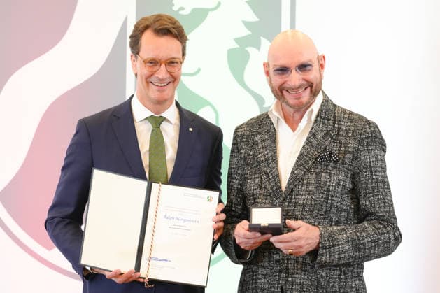 Verleihung des Verdienstorden des Landes Nordrhein-Westfalen Ministerpraesident Hendrik Wuest gemeinsam mit Ralph Morgenstern und dem Orden in Hand bei der Verleihung des Verdienstorden des Landes Nordrhein-Westfalen durch den Ministerpraesidenten in NRW, Duesseldorf, 02.06.2026 Duesseldorf NRW Deutschland *** Awarding of the Order of Merit of the State of North Rhine-Westphalia State Premier Hendrik Wuest together with Ralph Morgenstern and the Order in his hand at the awarding of the Order of Merit of the State of North Rhine-Westphalia by the State Premier in NRW, Duesseldorf, 02 06 2026 Duesseldorf NRW Germany