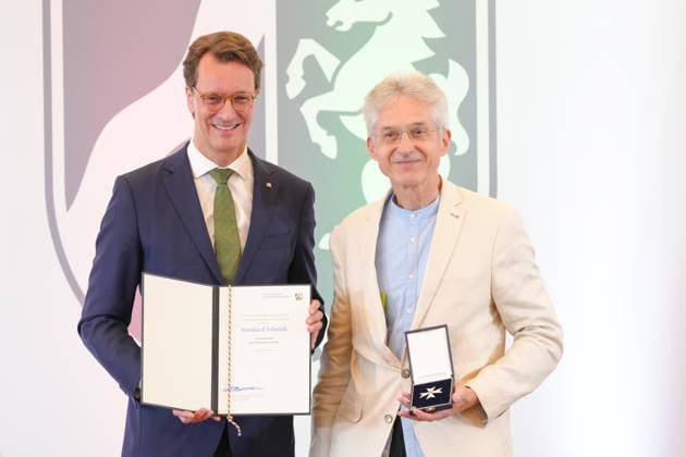 Verleihung des Verdienstorden des Landes Nordrhein-Westfalen Ministerpraesident Hendrik Wuest gemeinsam mit Reinhard Schmidt und dem Orden in Hand bei der Verleihung des Verdienstorden des Landes Nordrhein-Westfalen durch den Ministerpraesidenten in NRW, Duesseldorf, 02.06.2026 Duesseldorf NRW Deutschland *** Awarding of the Order of Merit of the State of North Rhine-Westphalia State Premier Hendrik Wuest together with Reinhard Schmidt and the Order in his hand at the awarding of the Order of Merit of the State of North Rhine-Westphalia by the State Premier in NRW, Duesseldorf, 02 06 2026 Duesseldorf NRW Germany