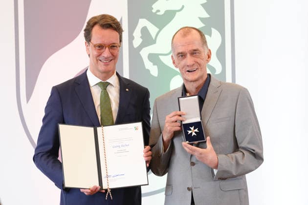 Verleihung des Verdienstorden des Landes Nordrhein-Westfalen Ministerpraesident Hendrik Wuest gemeinsam mit Georg Uecker und dem Orden in Hand bei der Verleihung des Verdienstorden des Landes Nordrhein-Westfalen durch den Ministerpraesidenten in NRW, Duesseldorf, 02.06.2026 Duesseldorf NRW Deutschland *** Awarding of the Order of Merit of the State of North Rhine-Westphalia State Premier Hendrik Wuest together with Georg Uecker and the Order in his hand at the awarding of the Order of Merit of the State of North Rhine-Westphalia by the State Premier in NRW, Duesseldorf, 02 06 2026 Duesseldorf NRW Germany