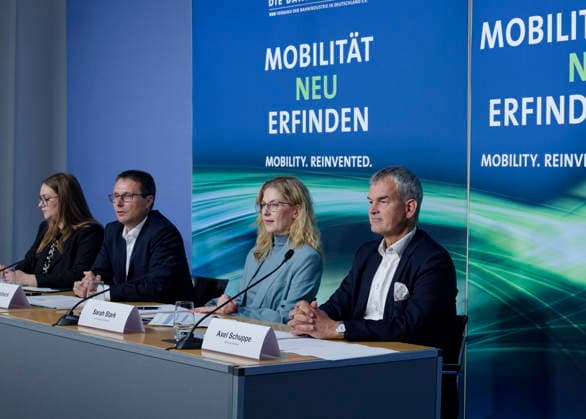 Jahrespressekonferenz der Bahnindustrie 2026-06-02 Deutschland, Berlin Jahres-Pressekonferenz des Verbands der Bahnindustrie in Deutschland (VDB). Im Bild v.l. Andre Rodenbeck, Präsident des Verbands der Bahnindustrie in Deutschland (VDB), Sarah Stark, Haupgeschäftsführerin des Verbands der Bahnindustrie in Deutschland (VDB), Axel Schuppe, Geschäftsführer des Verbands der Bahnindustrie in Deutschland (VDB). *** Annual Press Conference of the German Railway Industry 2026 06 02 Germany, Berlin Annual Press Conference of the German Railway Industry Association VDB Pictured from left Andre Rodenbeck, President of the German Railway Industry Association VDB , Sarah Stark, Managing Director of the German Railway Industry Associatio