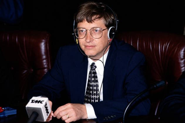 Microsoft founder Bill Gates in Rome ROME, ITALY - SEPTEMBER 2: Microsoft founder Bill Gates meets the general manager of Cassa di Risparmio di Roma, Cesare Geronzi, (not pictured) to discuss strategic agreements between Microsoft and the Italian banking system for the development of the first digital and telematic financial services on September 2, 1995 in Rome, Italy. Rome Italy Copyright: xStefanoxMontesix