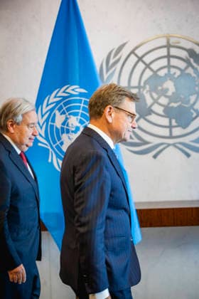 (R-L) Johann Wadephul (CDU), Bundesaussenminister, und Antonio Guterres, Generalsekretaer der Vereinten Nationen, aufgenommen im Rahmen eines Treffens in New York City, 29.05.2026. Der Minister reist in die USA fuer die Wahl zum nichtstaendigen Sitz im Sicherheitsrat der Vereinten Nationen. Fotografiert im Auftrag des Auswaertigen Amtes New York City Vereinigte Staaten von Amerika *** R L Johann Wadephul CDU , Federal Foreign Minister, and Antonio Guterres, Secretary-General of the United Nations, photographed during a meeting in New York City, 29 05 2026 The Minister is traveling to the USA for the election to the non-permanent seat on the United Nations Security Council Photographed on behalf of the Federal Foreign Office New York City Copyright: xJulianexSonntag AAx