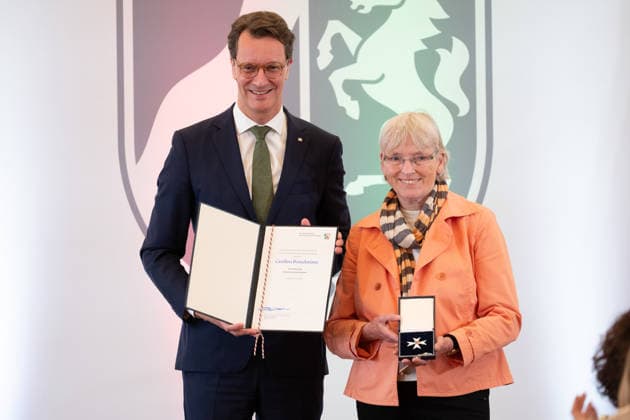 Hendrik WUEST, Wüst, CDU, Ministerpraesident des Landes Nordrhein-Westfalen, zeichnet die Liedermacherin Carolina BRAUCKMANN mit dem Verdienstorden aus, Ministerpraesident Hendrik WUEST zeichnet Buergerinnen und Buerger aus Nordrhein-Westfalen fuer ihr aussergewoehnliches Engagement fuer die Gesellschaft mit dem Verdienstorden des Landes aus, Verleihung des Verdienstordens des Landes Nordrhein-Westfalen in Duesseldorf am 02.06.2026 *** Hendrik WUEST, Wüst, CDU, State Premier of North Rhine-Westphalia, honors singer-songwriter Carolina BRAUCKMANN with the Order of Merit, State Premier Hendrik WUEST honors citizens of North Rhine-Westphalia for their extraordinary commitment to society with the Order of Merit of the State of North Rhine