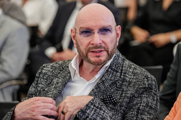02.06.2026. Düsseldorf. Verdienstorden des Landes Nordrhein-Westfalen für Ralph Morgenstern. Ralph Morgenstern engagiert sich seit Jahrzehnten für die Sichtbarkeit und Gleichberechtigung homosexueller Menschen zunächst in der Gay Liberation Front. Auch als Schauspieler setzt er sich für eine vielfältige Darstellung der LSBTIQ*-Community ein und wirkt stereotypen Rollenbildern entgegen. Außerdem ist er Schirmherr des gemeinnützigen Online-Portals PINK.LIFE für queere Kunst, Kultur und Performance. Düsseldorf Stattskanzlei Nordrhein-Westfalen Deutschland *** 02 06 2026 Order of Merit of the State of North Rhine-Westphalia for Ralph Morgenstern Ralph Morgenstern has been committed to the visibility and equal rights o