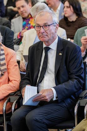 02.06.2026. Düsseldorf. Verdienstorden des Landes Nordrhein-Westfalen für Volker Beck . Volker Beck gehört zu den maßgeblichen Wegbereitern des Lebenspartnerschaftsgesetzes für gleichgeschlechtliche Paare. Mit seinem langjährigen politischen und gesellschaftlichen Engagement setzt er wichtige Impulse für die rechtliche Gleichstellung und gesellschaftliche Anerkennung queerer Menschen. Zudem engagiert er sich im LSVD+-Verband Queere Vielfalt, in der Hirschfeld-Eddy-Stiftung, der Bundesstiftung Magnus Hirschfeld sowie im Tikvah Institut. Düsseldorf Stattskanzlei Nordrhein-Westfalen Deutschland *** 02 06 2026 Order of Merit of the State of North Rhine-Westphalia for Volker Beck Volker Beck is one of the key pioneers of the Civil Partne