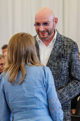 02.06.2026. Düsseldorf. Verdienstorden des Landes Nordrhein-Westfalen für Ralph Morgenstern. Ralph Morgenstern engagiert sich seit Jahrzehnten für die Sichtbarkeit und Gleichberechtigung homosexueller Menschen zunächst in der Gay Liberation Front. Auch als Schauspieler setzt er sich für eine vielfältige Darstellung der LSBTIQ*-Community ein und wirkt stereotypen Rollenbildern entgegen. Außerdem ist er Schirmherr des gemeinnützigen Online-Portals PINK.LIFE für queere Kunst, Kultur und Performance. Düsseldorf Stattskanzlei Nordrhein-Westfalen Deutschland *** 02 06 2026 Order of Merit of the State of North Rhine-Westphalia for Ralph Morgenstern Ralph Morgenstern has been committed to the visibility and equal rights o