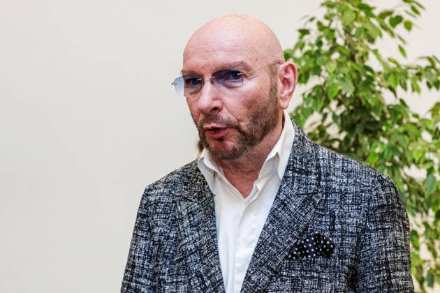 02.06.2026. Düsseldorf. Verdienstorden des Landes Nordrhein-Westfalen für Ralph Morgenstern. Ralph Morgenstern engagiert sich seit Jahrzehnten für die Sichtbarkeit und Gleichberechtigung homosexueller Menschen zunächst in der Gay Liberation Front. Auch als Schauspieler setzt er sich für eine vielfältige Darstellung der LSBTIQ*-Community ein und wirkt stereotypen Rollenbildern entgegen. Außerdem ist er Schirmherr des gemeinnützigen Online-Portals PINK.LIFE für queere Kunst, Kultur und Performance. Düsseldorf Stattskanzlei Nordrhein-Westfalen Deutschland *** 02 06 2026 Order of Merit of the State of North Rhine-Westphalia for Ralph Morgenstern Ralph Morgenstern has been committed to the visibility and equal rights o