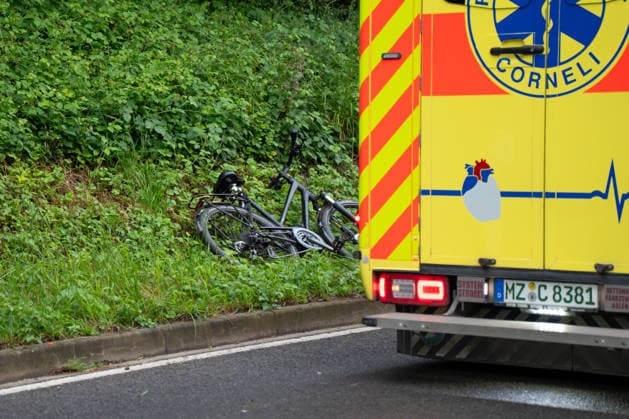 Radfahrerin bei Kollision mit Pkw auf der B48 verletzt Am Dienstagabend, dem 02.06.2026, kam es gegen 18:36 Uhr auf der Bundesstraße 48 zwischen Münster-Sarmsheim und Laubenheim bei Bad Kreuznach zu einem Verkehrsunfall zwischen einem Pkw und einer Radfahrerin. Nach Angaben der Polizei verlor ein 21-jähriger Pkw-Fahrer in einer Rechtskurve vermutlich aufgrund nicht angepasster Geschwindigkeit auf regennasser Fahrbahn die Kontrolle über sein Fahrzeug. Der Pkw geriet ins Schleudern, touchierte mehrfach den rechten Bordstein und kollidierte anschließend mit einer 22-jährigen Radfahrerin. Die Frau wurde durch den Zusammenstoß in einen Straßengraben geschleudert und leicht verletzt. Nach der Erstversorgung durch den Rettungsdienst wurde