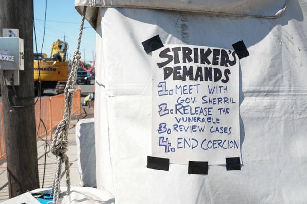 June 2, 2026, Newark, New Jersey, United States: A sign that lists demands made by demonstrators ouside of the Delaney Hall detention center on a white tent. Newark United States  - ZUMAf193 20260602_znp_f193_003 Copyright: xDerekxFrenchx