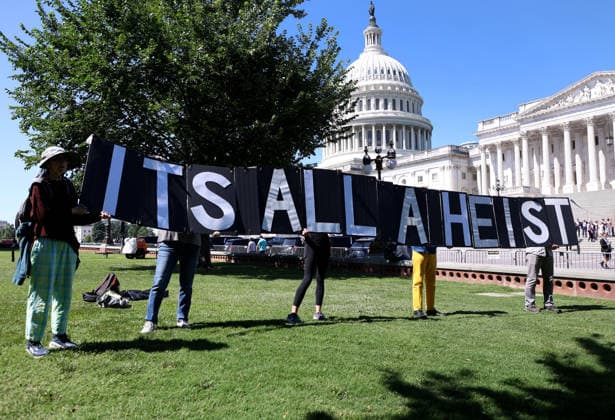June 2, 2026, Washington, District Of Columbia, USA: Demonstrators hold signs reading It s all a heist during an event protesting US President Donald Trump s IRS settlement and his Anti-Weaponisation Fund outside the US Capitol building in Washington, DC, USA, on June 2, 2026. The Justice Department said on June 1, 2026, it will abide by a court ruling temporarily freezing a .8 billion compensation package that critics have denounced as a slush fund for President Donald Trump s political allies. Washington USA  - ZUMAs337 20260602_znp_s337_004 Copyright: xGentxShkullakux
