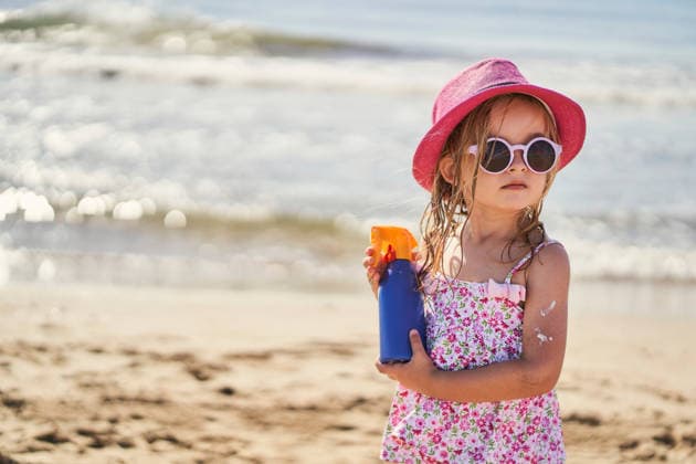 mädchen,sonnenschutz,sonnencreme,uv-schutz,lichtschutzfaktor,sonnencremes,sonnenmilch ** girl,sunshade,sun lotion,girls,sunshades,sun lotions 539-u5b ,model released, Symbolfoto