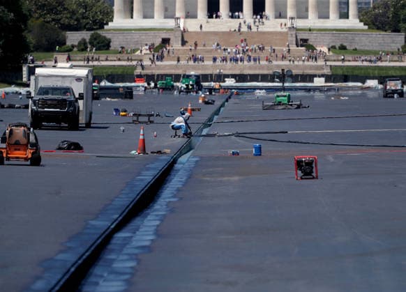 June 2, 2026, Washington, District Of Columbia, USA: Workers continue the renovation project to apply a blue protective coating to the Lincoln Memorial Reflecting Pool ahead of America 250 celebrations in Washington, DC, USA, on June 2, 2026. Washington USA  - ZUMAs337 20260602_znp_s337_033 Copyright: xGentxShkullakux