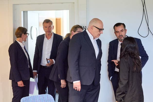 - Wien 02.06.2026 - NEOS Hearing ORF GD Kandidaten- Öffentliches Hearing der Kandidaten für das Amt des ORF-Generaldirektors im ORF-Funkhaus Wien. Insgesamt bewerben sich 13 Kandidaten um die Nachfolge an der Spitze des ORF. 5 von ihnen wurden zu einem öffentlichen Hearing des NEOS Lab eingeladen, um ihre Vorstellungen für die Zukunft des öffentlich-rechtlichen Rundfunks zu präsentieren. PHOTO: (v.L.) ORF-Magazinchefin Lisa Totzauer, Ex-Pro7Sat.1Puls4-Geschäftsführer Markus Breitenecker, Ex-ORF-Managerin Petra Höfer, Ex-HBO-MAX-Manager Johannes Larcher, Ex-APA-CEO Clemens Pig, Vienna (AUSTRIA) - Candidates for the position of ORF Director General during a public hearing organized by NEOS Lab at the ORF Funkhaus in Vienna. Medienpo 