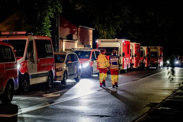 Bedrohungslage mit Kindern ** NUR FÜR REDAKTIONELLE ZWECKE ** EDITORIAL USE ONLY **<p>Einsatz der Polizei und Sonderkommandos in der Nacht zu Mittwoch 3. Juni 2026 in Dortmund-Höchsten. Ein Mann soll auf einen Polizisten geschossen und seine drei Kinder als Geiseln genommen haben. Ein Polizist wurde bei einem Schuss leicht verletzt. Deutschland Dortmund-Höchsten Dortmund-Höchsten Copyright: AndrÃ xHirtz *** Threat situation with children FOR EDITORIAL PURPOSES ONLY EDITORIAL USE ONLY p Police and special forces operation on the night of Wednesday 3 June 2026 in Dortmund Höchsten A man allegedly shot at a police officer and took his three children hostage A police officer was slightly injured by a shot Germany Dortmund Höchsten Dortmund Copyright: AndrÃ xHirtz doc864cthkhxkjorzxpw9i ,EDITORIAL USE ONLY