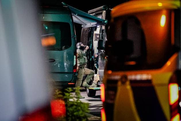 Bedrohungslage mit Kindern ** NUR FÜR REDAKTIONELLE ZWECKE ** EDITORIAL USE ONLY **<p>Einsatz der Polizei und Sonderkommandos in der Nacht zu Mittwoch 3. Juni 2026 in Dortmund-Höchsten. Ein Mann soll auf einen Polizisten geschossen und seine drei Kinder als Geiseln genommen haben. Ein Polizist wurde bei einem Schuss leicht verletzt. Deutschland Dortmund-Höchsten Dortmund-Höchsten Copyright: AndrÃ xHirtz *** Threat situation with children FOR EDITORIAL PURPOSES ONLY EDITORIAL USE ONLY p Police and special forces operation on the night of Wednesday 3 June 2026 in Dortmund Höchsten A man allegedly shot at a police officer and took his three children hostage A police officer was slightly injured by a shot Germany Dortmund Höchsten Dortmund Copyright: AndrÃ xHirtz doc864cti31kleklqubnfz ,EDITORIAL USE ONLY