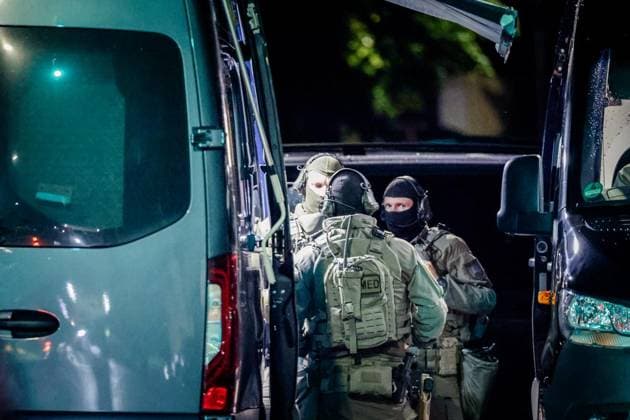 Bedrohungslage mit Kindern ** NUR FÜR REDAKTIONELLE ZWECKE ** EDITORIAL USE ONLY **<p>Einsatz der Polizei und Sonderkommandos in der Nacht zu Mittwoch 3. Juni 2026 in Dortmund-Höchsten. Ein Mann soll auf einen Polizisten geschossen und seine drei Kinder als Geiseln genommen haben. Ein Polizist wurde bei einem Schuss leicht verletzt. Deutschland Dortmund-Höchsten Dortmund-Höchsten Copyright: AndrÃ xHirtz *** Threat situation with children FOR EDITORIAL PURPOSES ONLY EDITORIAL USE ONLY p Police and special forces operation on the night of Wednesday 3 June 2026 in Dortmund Höchsten A man allegedly shot at a police officer and took his three children hostage A police officer was slightly injured by a shot Germany Dortmund Höchsten Dortmund Copyright: AndrÃ xHirtz doc864cteq383mq9wqptpy ,EDITORIAL USE ONLY