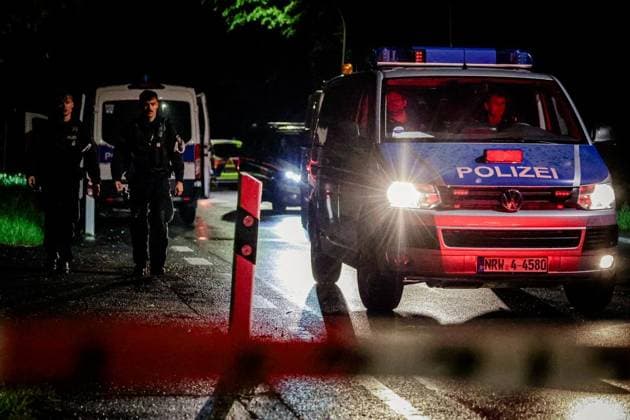 Bedrohungslage mit Kindern ** NUR FÜR REDAKTIONELLE ZWECKE ** EDITORIAL USE ONLY **<p>Einsatz der Polizei und Sonderkommandos in der Nacht zu Mittwoch 3. Juni 2026 in Dortmund-Höchsten. Ein Mann soll auf einen Polizisten geschossen und seine drei Kinder als Geiseln genommen haben. Ein Polizist wurde bei einem Schuss leicht verletzt. Deutschland Dortmund-Höchsten Dortmund-Höchsten Copyright: AndrÃ xHirtz *** Threat situation with children FOR EDITORIAL PURPOSES ONLY EDITORIAL USE ONLY p Police and special forces operation on the night of Wednesday 3 June 2026 in Dortmund Höchsten A man allegedly shot at a police officer and took his three children hostage A police officer was slightly injured by a shot Germany Dortmund Höchsten Dortmund Copyright: AndrÃ xHirtz doc864ctewmtav12wkusn4l ,EDITORIAL USE ONLY
