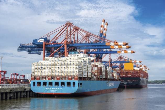 Großcontainerschiffe Maersk Monte Alto und Wilhelmshaven Express an den Liegeplätzen des Eurogate Containerterminals in Hamburg-Waltershof während der Abfertigung unter blau-roten Containerbrücken, Hamburg, Deutschland Large container ships Maersk Monte Alto and Wilhelmshaven Express at the berths of the Eurogate container terminal in Hamburg-Waltershof during handling under blue-red container bridges, Hamburg, Germany Copyright: imageBROKER ThomasxLammeyer ibltlf17931955.jpg