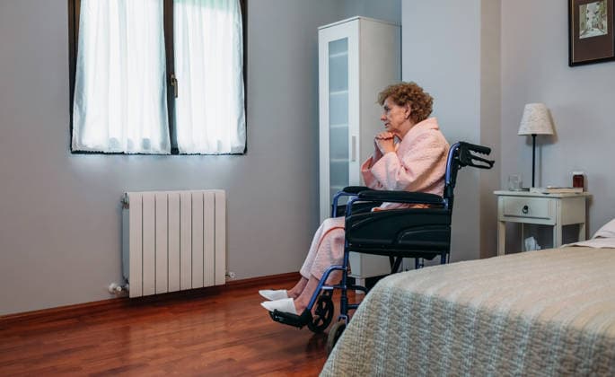 seniorin,nachdenklich,rollstuhl,senior,senioren,seniorinnen,nachdenken,nachdenklichkeit,krankenfahrstuhl,krankenfahrstühle,rollstühle ** senior,pensive,wheelchair,elderly,old,seniors,pensives,wheelchairs 539-v5s ,model released, Symbolfoto
