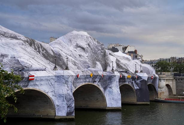 JRs installation on the Pont Neuf has been damaged by bad weather, and the opening of the artwork has been postponed As a strong gust of wind hit the capital early this afternoon, part of the canvas making up JRs monumental work on Paris Is oldest bridge has been damaged, although the reasons for this are not yet known The opening of the artwork to the public, scheduled for Saturday, has been postponed to a later date Paris, June 2, 2026 Anne Sophie Guebey Bestimage JRs installation on the Pont Neuf has been damaged by bad weather, and the opening of the artwork has been postponed As a strong gust of wind hit the capital in the early afternoon, part of the canvas forming JRs monumental artwork on Pariss oldest bridge 1st arrondissement was  Copyright: xAnne-SophiexGuebeyx xBestimagexAnne-SophiexGuebeyx xBestimagex
