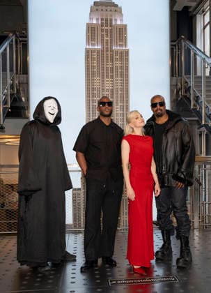 June 2, 2026, New York, Ny, United States: Ghostface, Marlon Wayans, Anna Faris and Shawn Wayans visit the Empire State Building to Celebrate the Release of Scary Movie Held at Empires State Building in New York. Zuma Press June 2, 2026. New York United States  - ZUMAp281 20260602_zea_p281_023 Copyright: xPhotoxImagexPressx