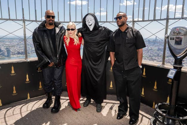 June 2, 2026, New York, Ny, United States: Shawn Wayans, Anna Faris, Ghostface and Marlon Wayans visit the Empire State Building to Celebrate the Release of Scary Movie Held at Empires State Building in New York. Zuma Press June 2, 2026. New York United States  - ZUMAp281 20260602_zea_p281_035 Copyright: xPhotoxImagexPressx