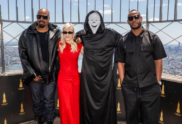 June 2, 2026, New York, Ny, United States: Shawn Wayans, Anna Faris, Ghostface and Marlon Wayans visit the Empire State Building to Celebrate the Release of Scary Movie Held at Empires State Building in New York. Zuma Press June 2, 2026. New York United States  - ZUMAp281 20260602_zea_p281_040 Copyright: xPhotoxImagexPressx