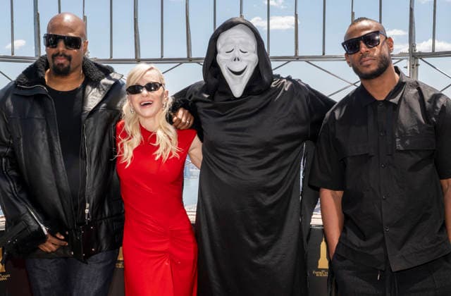 June 2, 2026, New York, Ny, United States: Shawn Wayans, Anna Faris, Ghostface and Marlon Wayans visit the Empire State Building to Celebrate the Release of Scary Movie Held at Empires State Building in New York. Zuma Press June 2, 2026. New York United States  - ZUMAp281 20260602_zea_p281_049 Copyright: xPhotoxImagexPressx