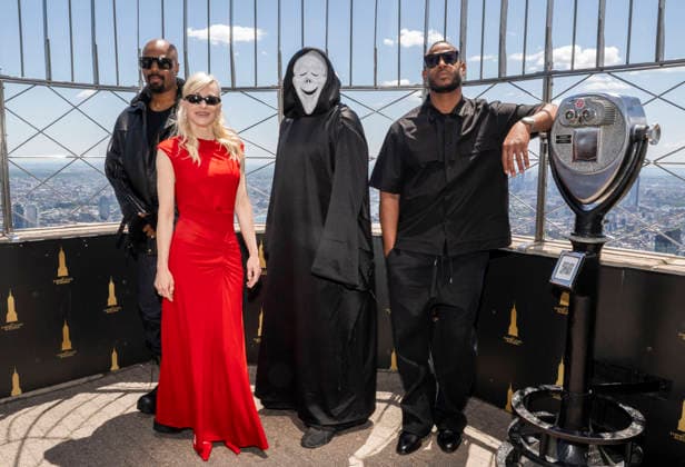 June 2, 2026, New York, Ny, United States: Shawn Wayans, Anna Faris, Ghostface and Marlon Wayans visit the Empire State Building to Celebrate the Release of Scary Movie Held at Empires State Building in New York. Zuma Press June 2, 2026. New York United States - ZUMAp281 20260602_zea_p281_042 Copyright: xPhotoxImagexPressx