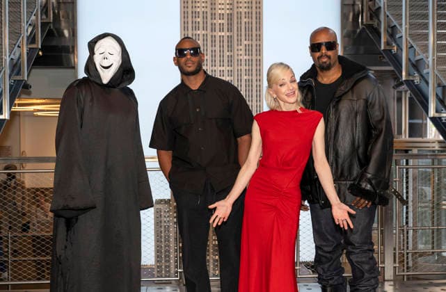 June 2, 2026, New York, Ny, United States: Ghostface, Marlon Wayans, Anna Faris and Shawn Wayans visit the Empire State Building to Celebrate the Release of Scary Movie Held at Empires State Building in New York. Zuma Press June 2, 2026. New York United States - ZUMAp281 20260602_zea_p281_028 Copyright: xPhotoxImagexPressx