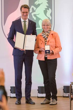 Hendrik Wüst und Carolina Brauckmann bei der Verleihung des Staatspreises des Landes Nordrhein-Westfalen in der Staatskanzlei. Düsseldorf, 02.06.2026 *** Hendrik Wüst and Carolina Brauckmann at the award ceremony for the State Prize of North Rhine-Westphalia at the State Chancellery in Düsseldorf, 02 06 2026 Foto:xW.xRanderathx xFuturexImagex verdienstorden_6612