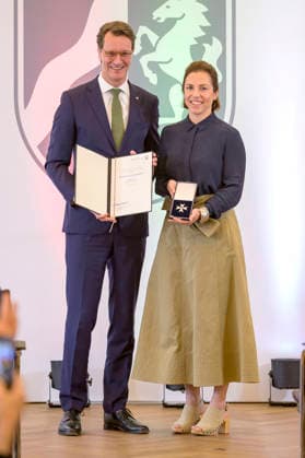 Hendrik Wüst und Hana Geißendörfer in Vertretung ihres Vaters Hans W. Geißendörfer bei der Verleihung des Staatspreises des Landes Nordrhein-Westfalen in der Staatskanzlei. Düsseldorf, 02.06.2026 *** Hendrik Wüst and Hana Geißendörfer representing their father Hans W Geißendörfer at the award ceremony for the State Prize of North Rhine-Westphalia at the State Chancellery in Düsseldorf, 02 06 2026 Foto:xW.xRanderathx xFuturexImagex verdienstorden_6613
