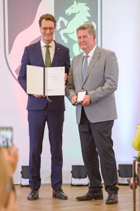 Hendrik Wüst und Reinhard Klenke bei der Verleihung des Staatspreises des Landes Nordrhein-Westfalen in der Staatskanzlei. Düsseldorf, 02.06.2026 *** Hendrik Wüst and Reinhard Klenke at the award ceremony for the State Prize of North Rhine-Westphalia at the State Chancellery in Düsseldorf, 02 06 2026 Foto:xW.xRanderathx xFuturexImagex verdienstorden_6622