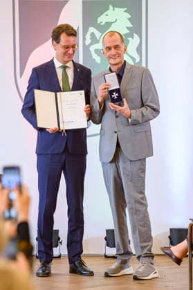 Hendrik Wüst und Georg Uecker bei der Verleihung des Staatspreises des Landes Nordrhein-Westfalen in der Staatskanzlei. Düsseldorf, 02.06.2026 *** Hendrik Wüst and Georg Uecker at the award ceremony for the State Prize of North Rhine-Westphalia at the State Chancellery in Düsseldorf, 02 06 2026 Foto:xW.xRanderathx xFuturexImagex verdienstorden_6635