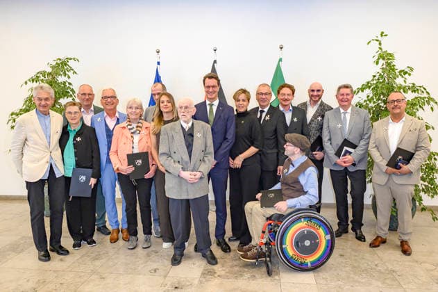 Hendrik Wüst und Ministerin Mona Neubaur mit Reinhard Schmidt, Heike Kivelitz, Steffen Schwab, Claus Vincon, Caroline Brauckmann, Georg Uecker, Ricarda Hofmann, Jochen Saurenbach, Volker Beck, Erik Tenberken, Ralph Morgenstern, Peter Hölscher, Reinhard Klenke, Markus Velke-Schmidt bei der Verleihung des Staatspreises des Landes Nordrhein-Westfalen in der Staatskanzlei. Düsseldorf, 02.06.2026 *** Hendrik Wüst and Minister Mona Neubaur with Reinhard Schmidt, Heike Kivelitz, Steffen Schwab, Claus Vincon, Caroline Brauckmann, Georg Uecker, Ricarda Hofmann, Jochen Saurenbach, Volker Beck, Erik Tenberken, Ralph Morgenstern, Peter Hölscher, Reinhard Klenke, Markus Velke Schmidt at the award ceremony for the State Prize of North Rhine-Westphalia Foto:xW.xRanderathx xFuturexImagex verdienstorden_6640