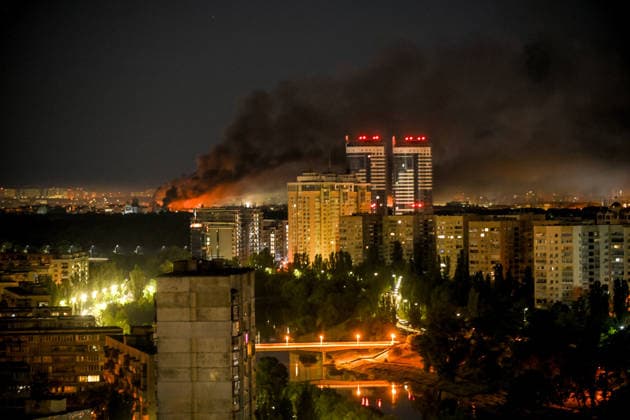 Russian attack leaves Kyiv covered in smoke Smoke from explosions and a large fire caused by missile strikes and falling debris during a Russian aerial operation rises into the night sky in Kyiv, Ukraine, on June 2, 2026. Kyiv Ukraine  Copyright: xYevhenxKotenkox originalFilename: ukrinform-russiana260603_npzXT.jpg