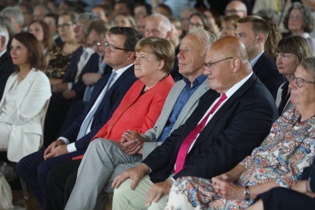 Carsten Schneider, Bundesminister für Umwelt, Klimaschutz, Naturschutz und nukleare Sicherheit, Angela Merkel (CDU), Bundeskanzlerin a. D., Jürgen Trittin (Bündnis 90 Die Grünen), Peter Altmaier (CDU), Barbara Hendricks (SPD), Svenja Schulze (SPD) während des Festaktes Seit 40 Jahren NaturVerbunden zum 40. Jubiläum des Bundesumweltministeriums im CafÃ Moskau. Berlin, 02.06.2026 *** Carsten Schneider, Federal Minister for the Environment, Climate Protection, Nature Conservation and Nuclear Safety, Angela Merkel CDU , Federal Chancellor a D , Jürgen Trittin Bündnis 90 Die Grünen , Peter Altmaier CDU , Barbara Hendricks SPD , Svenja Schulze SPD during the ceremony Seit 40 Jahren NaturVerbunden on the occasion of the 40th anni Copyright: xAgenturxMatthiasxWehnertx xM.xGränzdörferx
