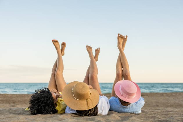 strand,unbeschwert,freundinnen,beine hoch,strände,sorgenfrei,sorgenlos,sorglos,unbesorgt,befreundet,freund,freunde,freundin,freundschaft,bein hoch,bein hochlegen,beine hochlegen,fuß hoch,fuß hochlegen,füsse hochlegen,füße hoch,füße hochlegen,hochlegen ** beach,carefree,friends,legs up,beaches,seaside,carefrees,friend,legs ups 7wf-ffz ,model released, Symbolfoto